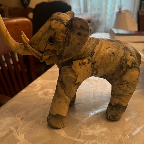 Elephant statue - Picture 1 of 2
